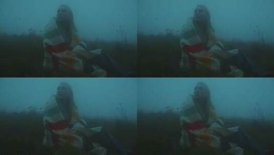 女人坐在雾天的田野上高清在线视频素材下载