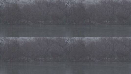 雨雪天里的浴鹄湾高清在线视频素材下载