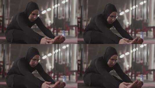 穆斯林女运动员热身在健身房高清在线视频素材下载