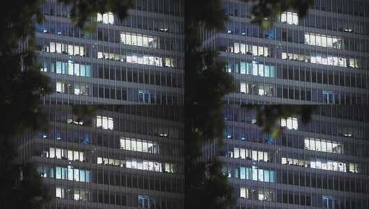 深夜加班亮灯的办公室窗户高清在线视频素材下载