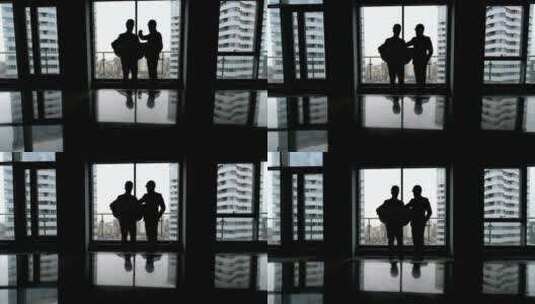 建筑工人看摩天大楼平面图的剪影高清在线视频素材下载