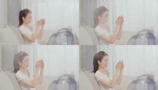 女孩居家沙发玩手机场景高清在线视频素材下载