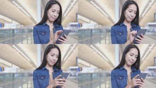 女子在香港机场低头玩手机高清在线视频素材下载