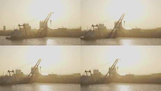 港口码头的起重船浮吊高清在线视频素材下载