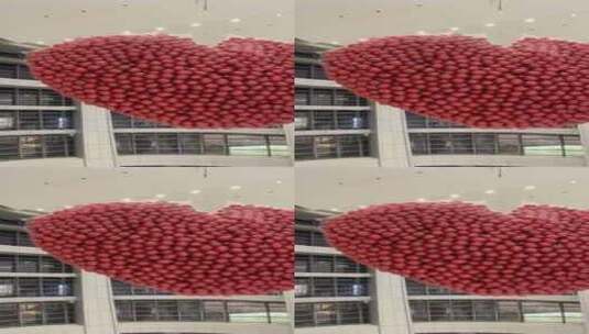 元旦假期，济南恒隆广场浪漫气球雨高清在线视频素材下载