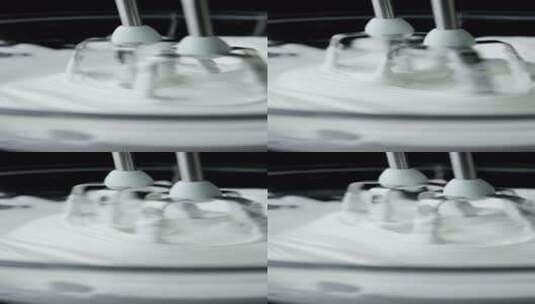 4K竖屏搅拌器从奶油中拿出高清在线视频素材下载