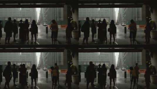 人们站在桥下躲雨高清在线视频素材下载