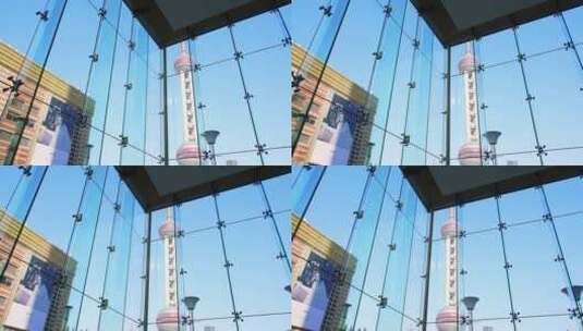 东方明珠塔和现代玻璃幕墙办公大楼高清在线视频素材下载