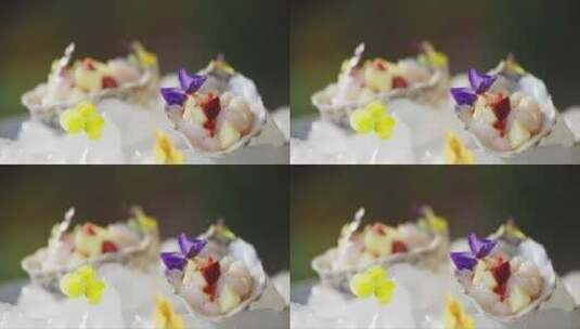 花瓣掉落在牡蛎食物上高清在线视频素材下载