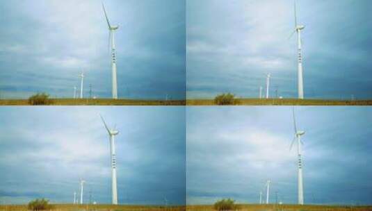 戈壁天空下风力发电的风车延时高清在线视频素材下载
