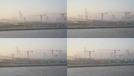 大雾中的烟台城市天际线和建设中的工地高清在线视频素材下载