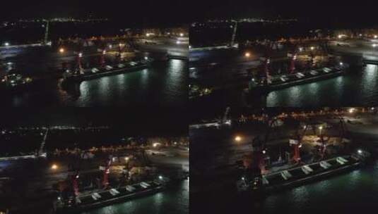 俯视夜间铁矿砂石厂塔吊施工运输船高清在线视频素材下载