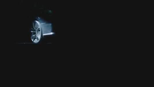 黑色轿车 黑幕背景 关灯开灯 后车轮特写高清在线视频素材下载