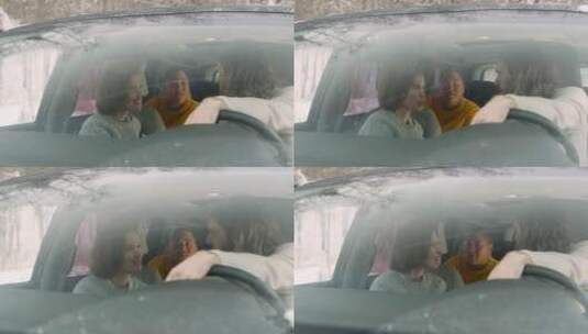 冬天坐在车里聊天的朋友高清在线视频素材下载