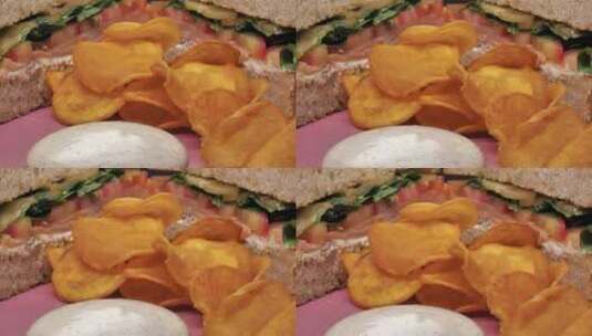 炸薯条配上调料和半份三明治高清在线视频素材下载