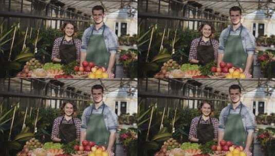 市场里售卖蔬菜水果的夫妇高清在线视频素材下载