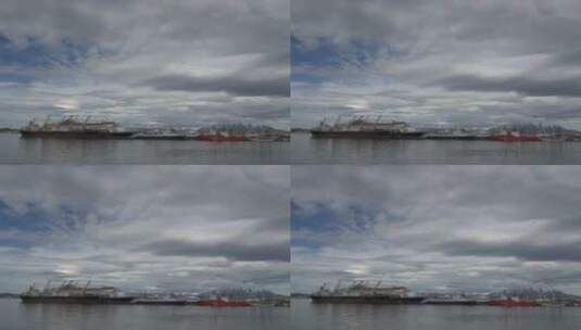 蓝天白云下的野生湖泊高清在线视频素材下载