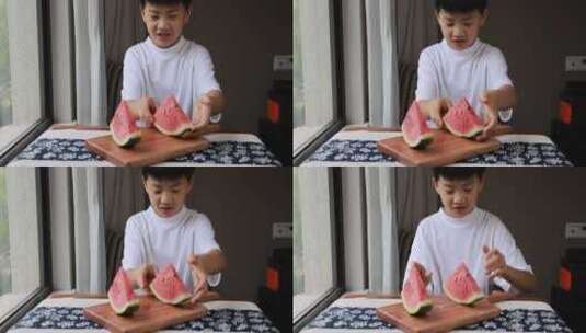 可爱的小男孩吃西瓜高清在线视频素材下载
