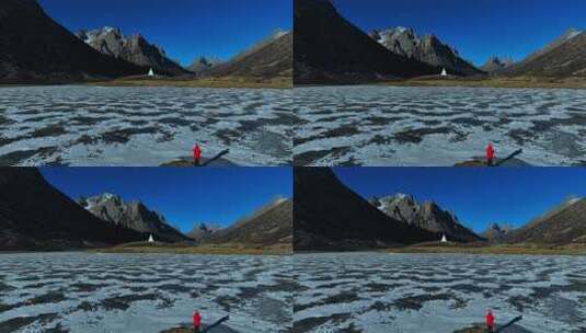 高山湖泊间蜿蜒道路的自然风光高清在线视频素材下载