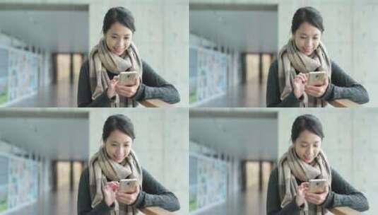 大学校园里看手机的年轻女子高清在线视频素材下载