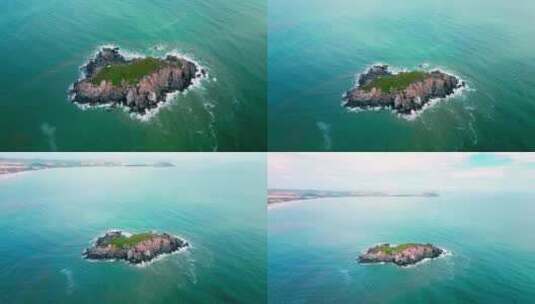 航拍海岛和海浪撞击岩石高清在线视频素材下载