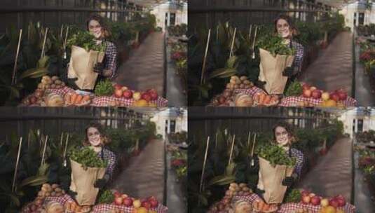 抱着装满蔬菜的袋子的女人高清在线视频素材下载