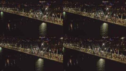 夜晚在桥上行走的人群高清在线视频素材下载