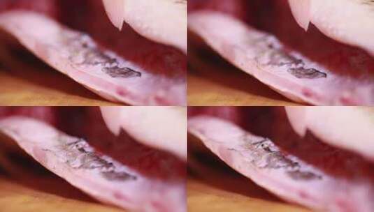 打开草鱼腹腔刮去黏膜血渍高清在线视频素材下载