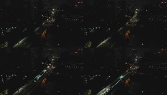 夜晚城市中的上海空中地铁高架桥高清在线视频素材下载
