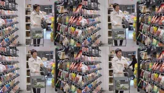 在超市挑选商品的东方女性高清在线视频素材下载