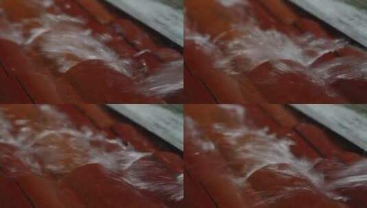 水沿着屋顶奔流高清在线视频素材下载