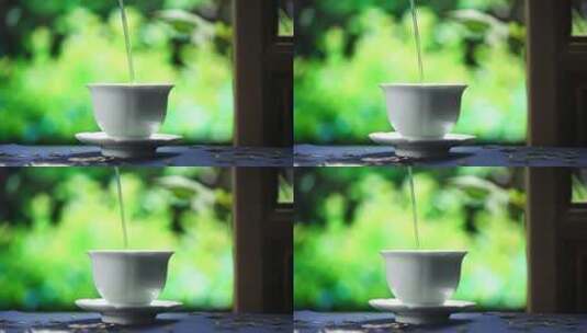 开水冲泡茶碗里的绿茶高清在线视频素材下载