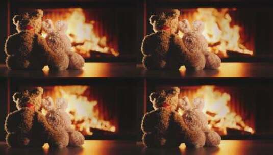 兔子和熊玩偶依偎在壁炉前高清在线视频素材下载