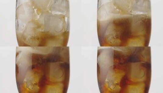 可乐倒入加冰的玻璃杯里特写高清在线视频素材下载