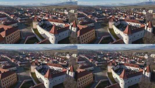 斯洛伐克凯兹马罗克镇城堡的鸟瞰图高清在线视频素材下载