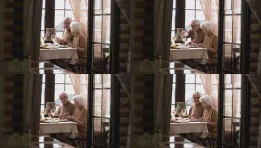 60多岁的高加索夫妇早餐时进行情感对话高清在线视频素材下载