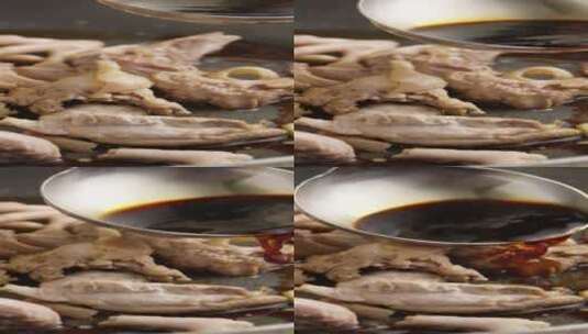 2K竖屏高速摄影鸡块淋上调味料高清在线视频素材下载