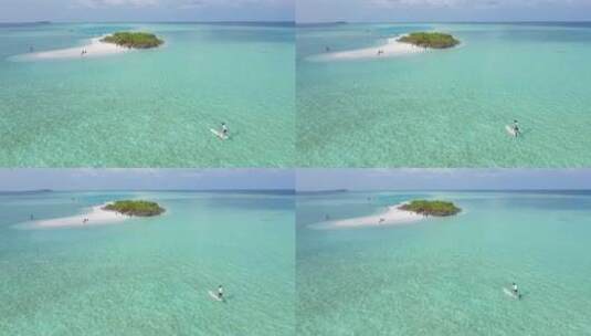 一个人在木板上划船去一个小岛高清在线视频素材下载