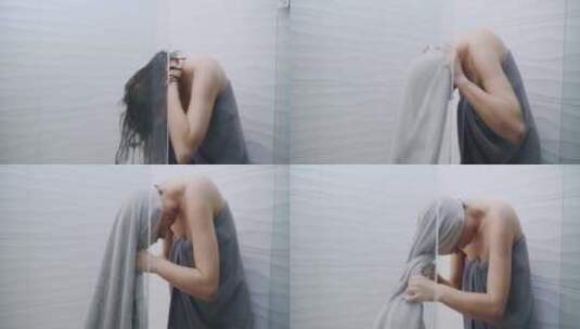 女人在淋浴时用毛巾包裹湿头发高清在线视频素材下载