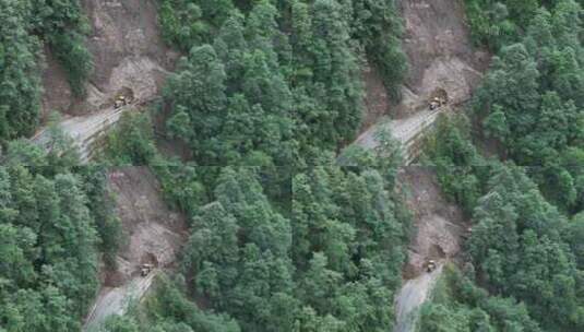 雨季泥水流塌方路段工程车抢修高清在线视频素材下载