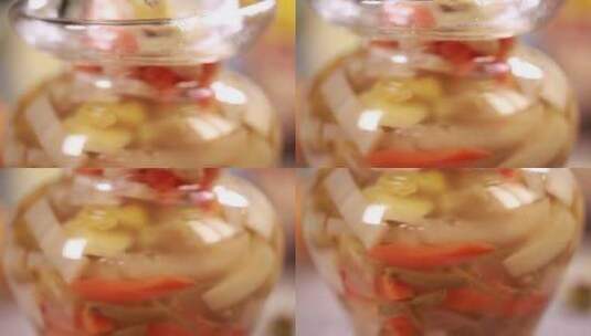 跳水泡菜透明泡菜坛子腌制泡菜酸菜高清在线视频素材下载