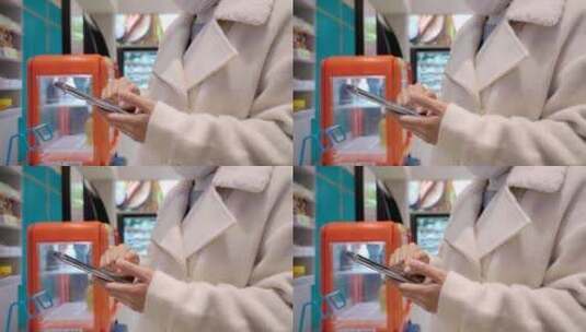 在超市使用手机自助扫码结账的女性高清在线视频素材下载
