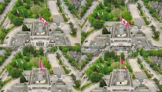 温哥华市政厅，屋顶上挂着加拿大国旗，白天在加拿大不列颠哥伦比亚省温哥华。-天线高清在线视频素材下载