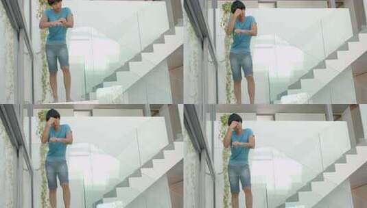 十几岁的亚洲男孩站在现代楼梯上，有复印空高清在线视频素材下载