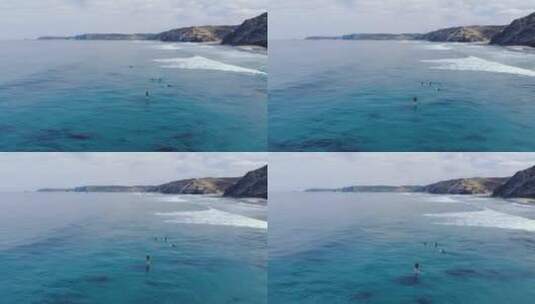航拍冲浪者在海上划水高清在线视频素材下载