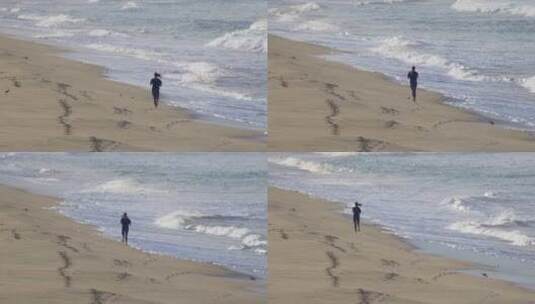 一个女人在沙滩上慢跑高清在线视频素材下载