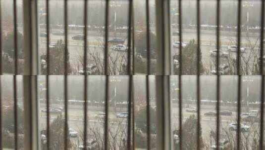 有栏杆的窗外汽车飞驰高清在线视频素材下载