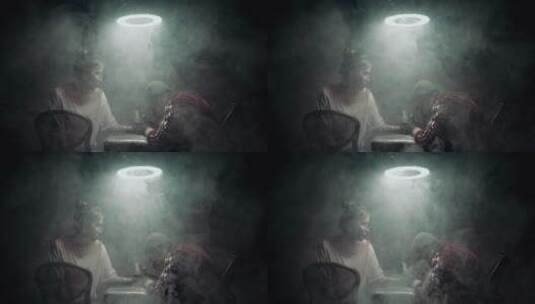 烟雾下正在纹身的女人高清在线视频素材下载