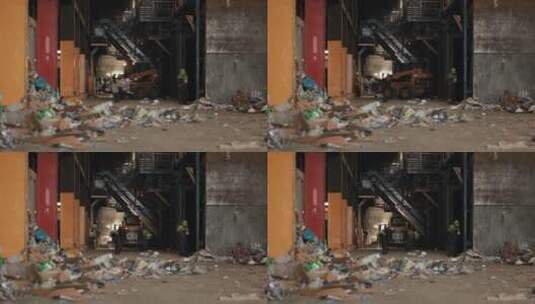 一个翻斗车在回收中心捡垃圾高清在线视频素材下载