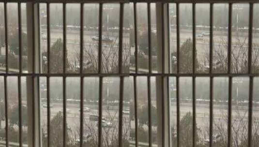 有栏杆的窗外车流延时高清在线视频素材下载